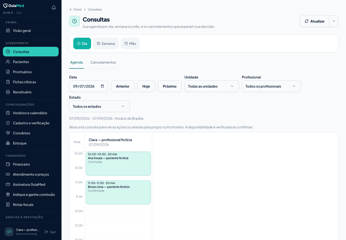 Tela de consultas do GuiaMed com atendimentos de pacientes fictícios e seus status.